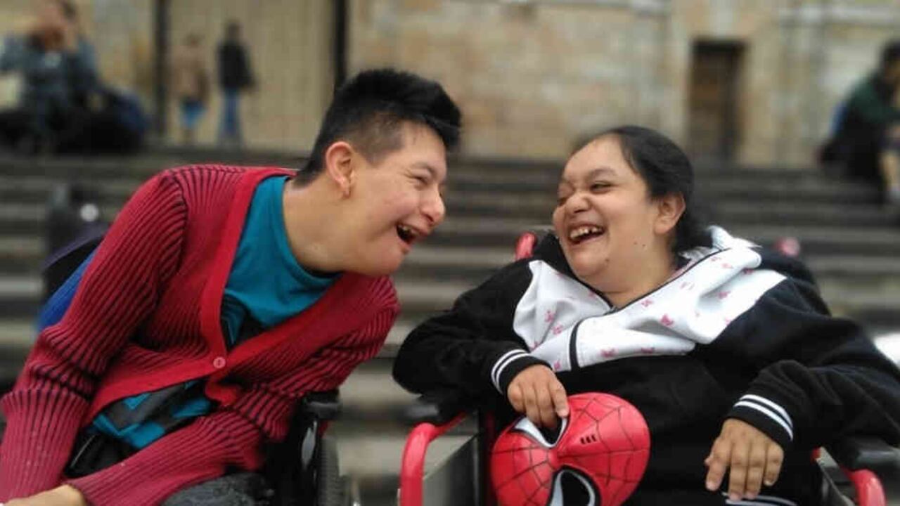 Francisco Alberto sonreía constantemente al lado de su novia Nathaly pero al salir del programa del ICBF no ha vuelto a verla y llora al ver esta fotografía. Cortesía María Isabel Montiel.