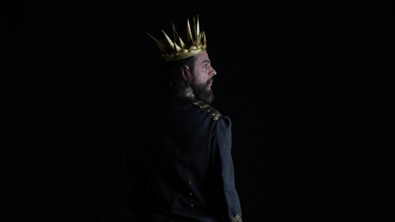 'El Juicio de Elsinor' hace un recorrido por los trágicos hechos que se esconden tras la muerte del príncipe Hamlet, el rey Claudio y la reina Gertrudis.