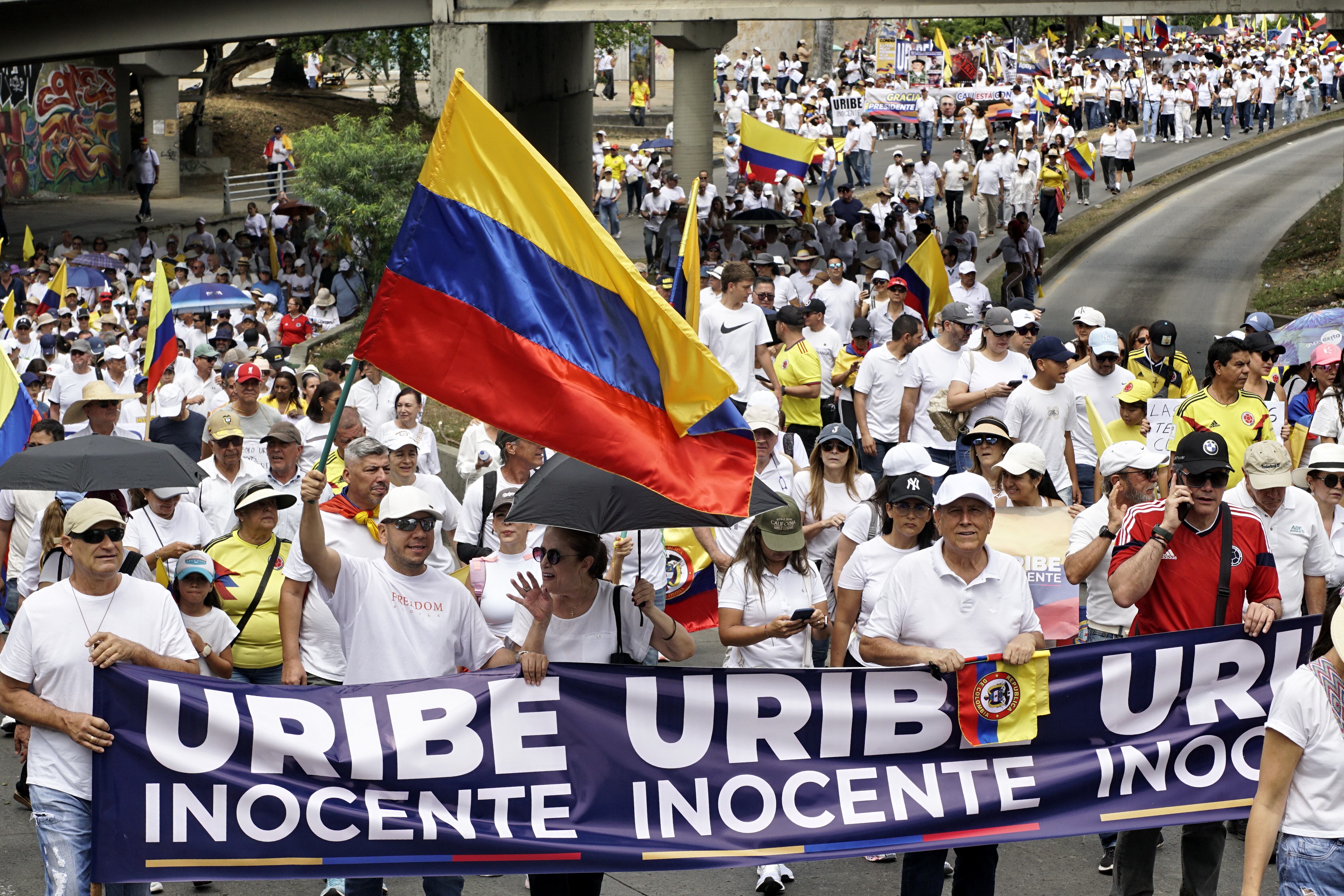 Marchas en apoyo al expresidente Álvaro Uribe en Cali. Foto Jorge Orozco