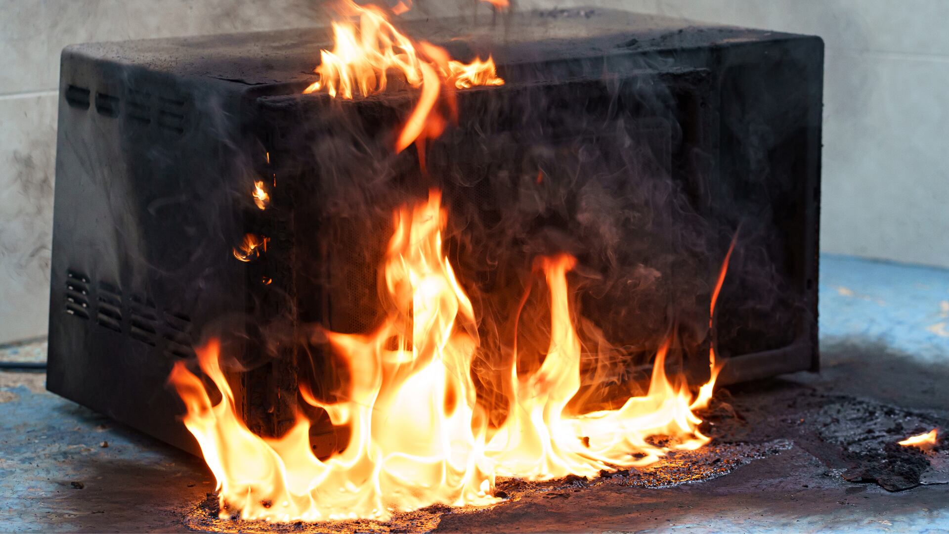 El uso irresponsable de las tomas eléctricas puede presentar serios riesgos para la seguridad.