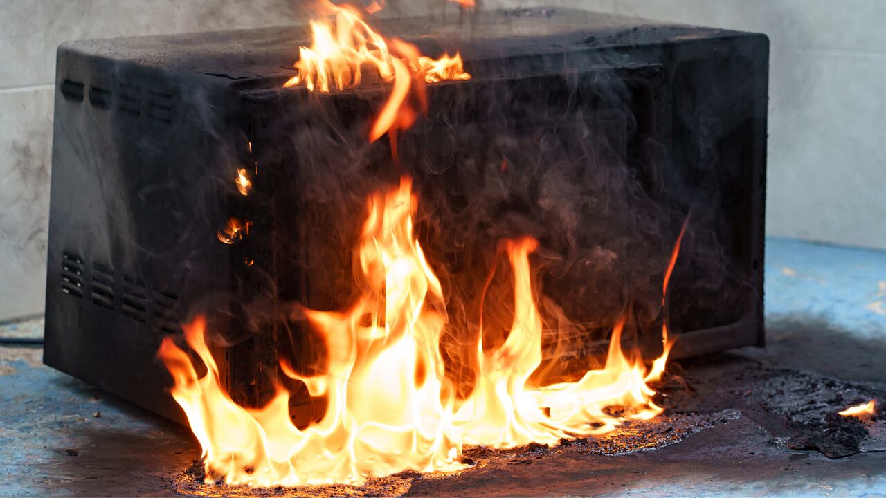 El uso irresponsable de las tomas eléctricas puede presentar serios riesgos para la seguridad.