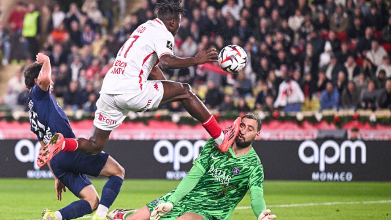 Fuerte patada al arquero Gianluigi Donnarumma, del PSG.