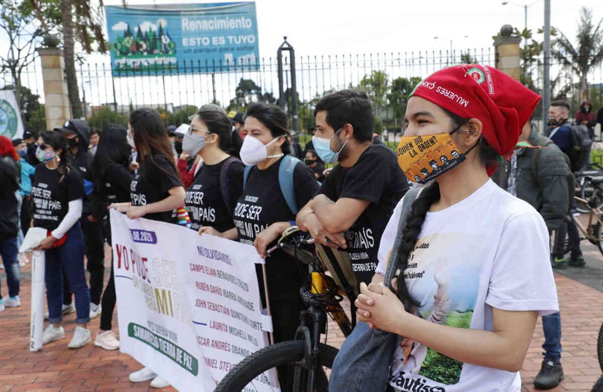 En las marchas participaron colectivos feministas, defensores de derechos humanos y varios jóvenes que realizaron recorridos por la ciudad y un plantón en el Centro de Memoria Paz y Reconciliación. Foto Guillermo Torres / Semana