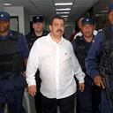 Diego Fernando murillo Bejarano, alias 'Don Berna', llegó una hora más tarde al Palacio de Justicia de Medellín, donde un fiscal de Justicia y Paz oyó la primera fase de su versión libre, donde deberá confesar todos los crímenes cometidos por las AUC, ordenados por él. (Foto: AP)