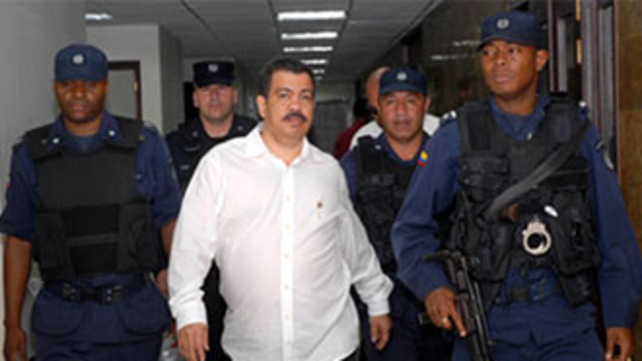 Diego Fernando murillo Bejarano, alias 'Don Berna', llegó una hora más tarde al Palacio de Justicia de Medellín, donde un fiscal de Justicia y Paz oyó la primera fase de su versión libre, donde deberá confesar todos los crímenes cometidos por las AUC, ordenados por él. (Foto: AP)