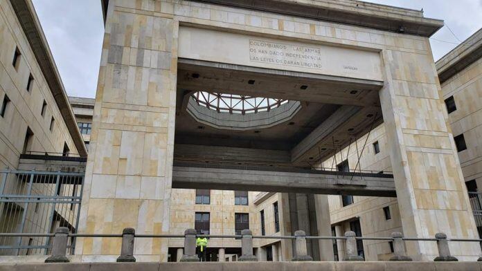 La sentencia argumenta violencia económica contra una mujer.