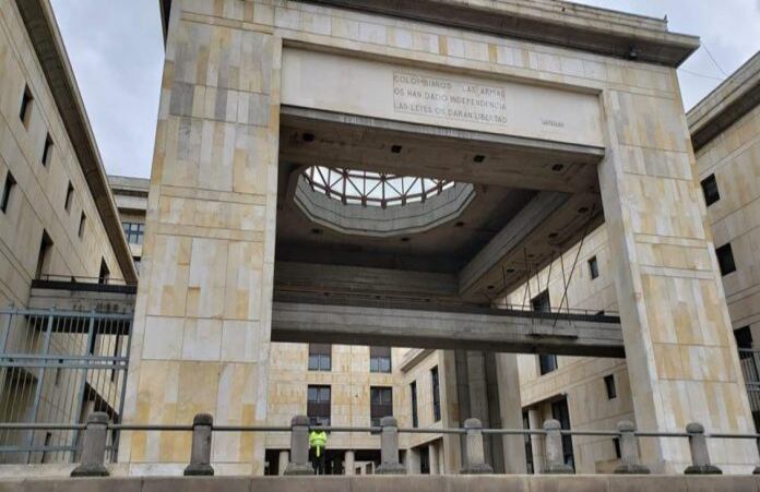 La sentencia argumenta violencia económica contra una mujer.