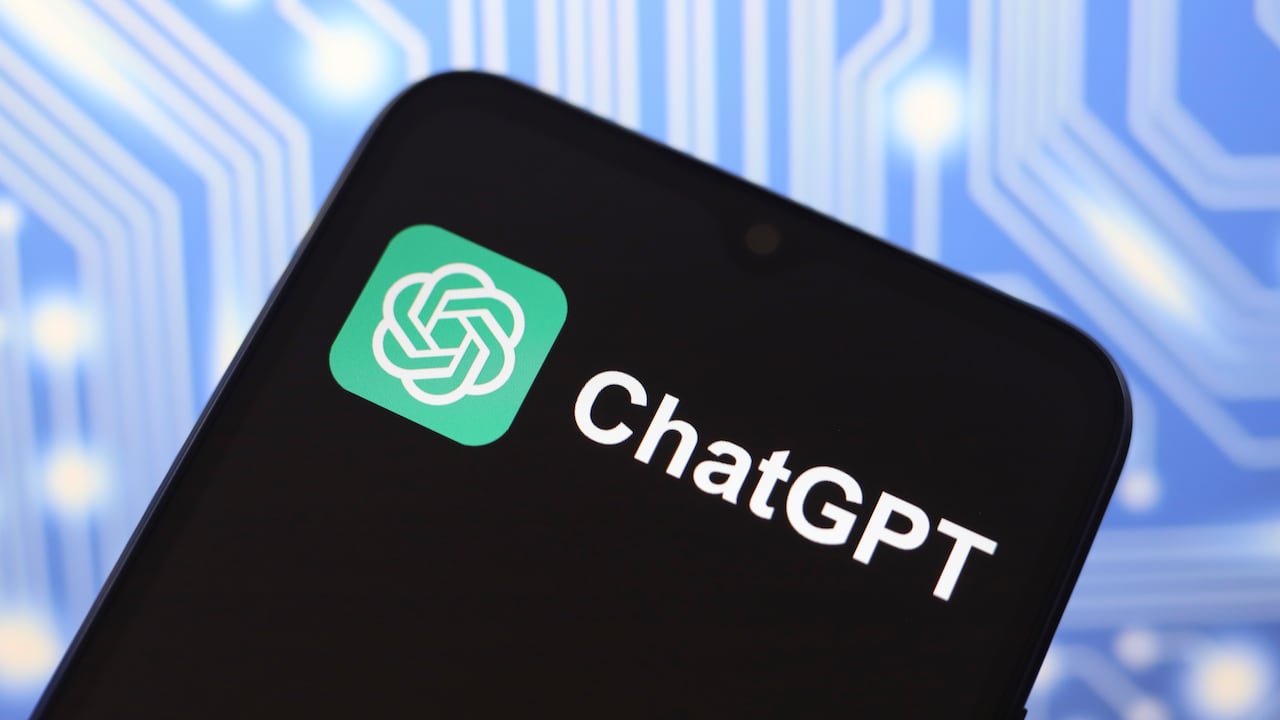 ChatGPT puede realizar diversas tareas, como responder preguntas, escribir ensayos y generar ideas.