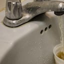 El agua en algunos sectores de Barranquilla llega con variaciones en el color.