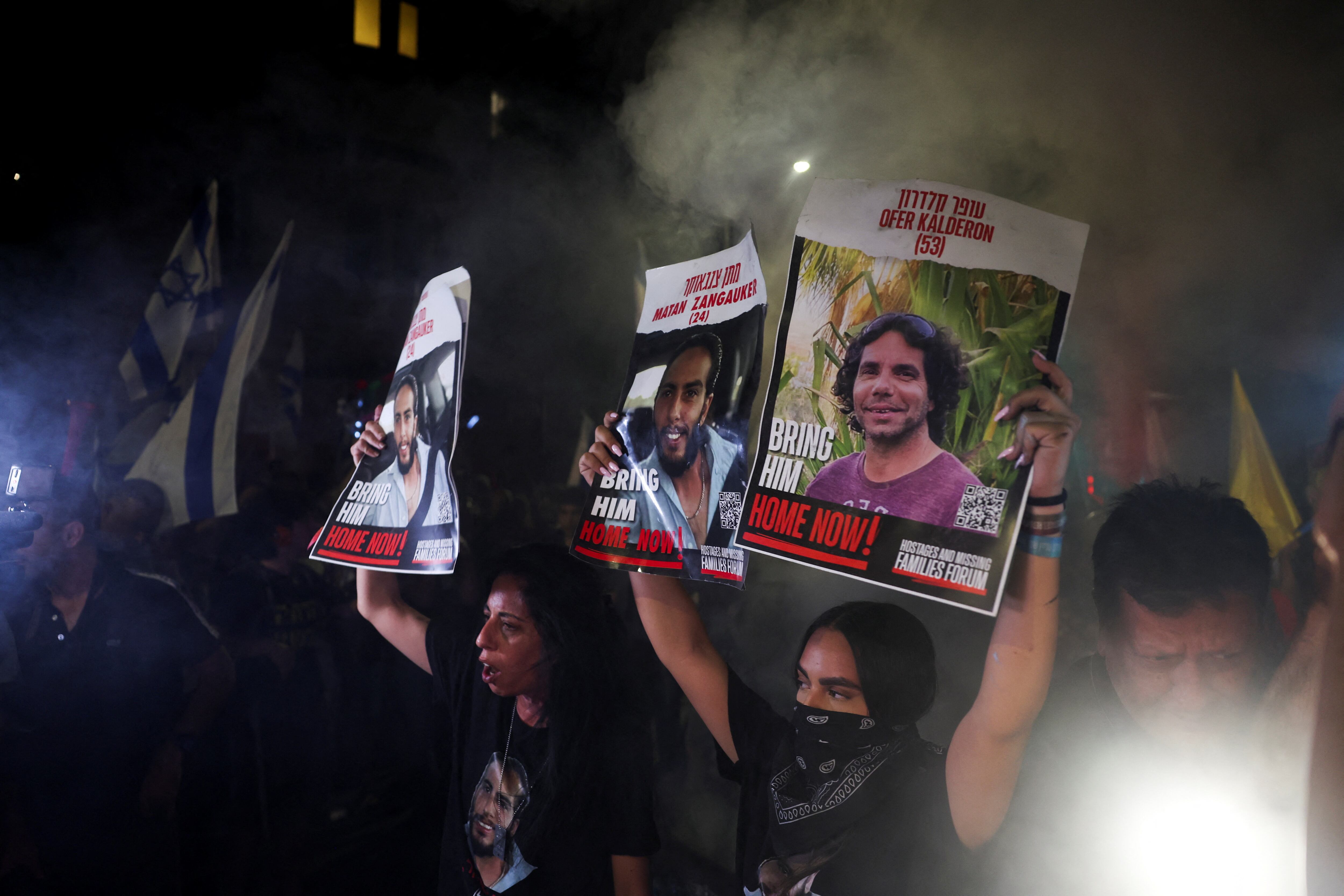 La gente protesta en un día de huelga y resistencia, en medio del conflicto entre Israel y Hamas, frente a la residencia del primer ministro israelí Benjamin Netanyahu en Jerusalén, el 27 de junio de 2024.