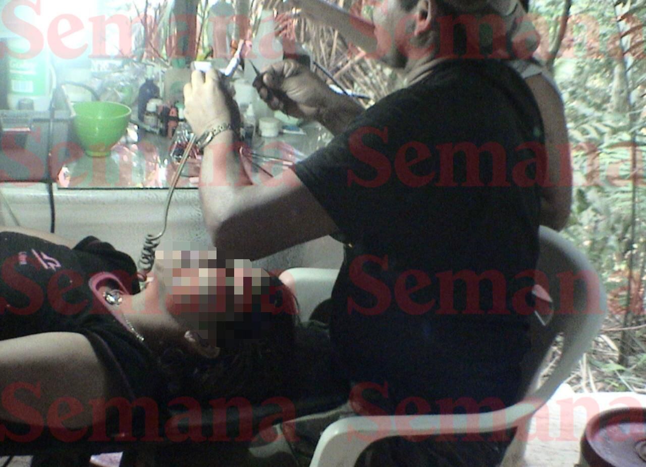 En medio de la selva, Iván Mordisco, ordenó levantar escuelas para instruir en medicina básica a las integrantes de las disidencias.