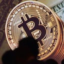 En lo corrido del año, el bitcóin ha duplicado su valor, y entre el primero de enero y este martes se ha valorizado más del 140%, en gran medida gracias a la altísima liquidez global derivada de la masiva inyección de capital de los bancos centrales en todo el mundo.