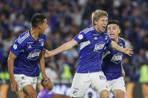 Andrés Llinás celebrando por todo lo alto su gol, el cual le dio la victoria a Millonarios por 2-1 sobre Atlético Huila en la fecha 13 de la Liga BetPlay 2023-ll