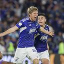 Andrés Llinás celebrando por todo lo alto su gol, el cual le dio la victoria a Millonarios por 2-1 sobre Atlético Huila en la fecha 13 de la Liga BetPlay 2023-ll