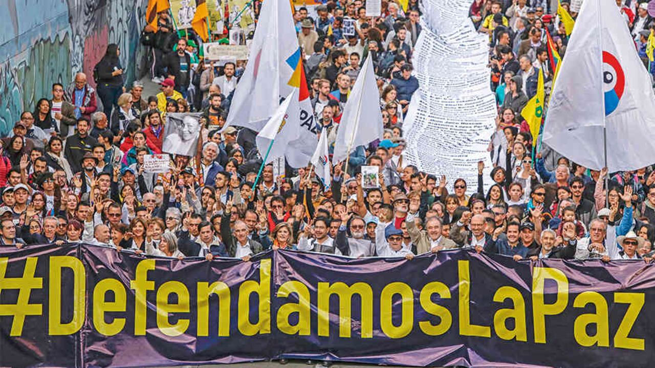 Quienes defienden la integridad del acuerdo de paz también creen que el Estado debe perseguir a Márquez, Santrich y los otros que traicionaron el acuerdo. Los pacifistas, ahora, piden proteger a los desmovilizados que sí cumplen.