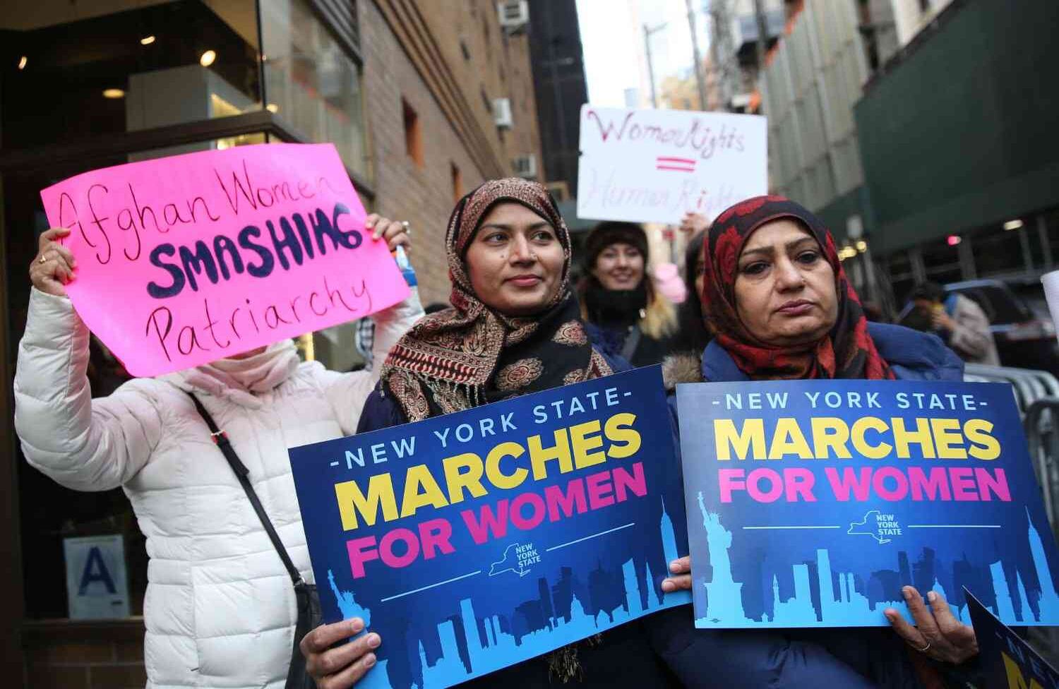 los manifestantes participan en la Marcha de las Mujeres contra los EE.UU. El presidente Donald J. Trump en la 6ª Avenida de Nueva York, Estados Unidos, el 20 de enero de 2018. (Mohammed Elshamy - Agencia Anadolu).