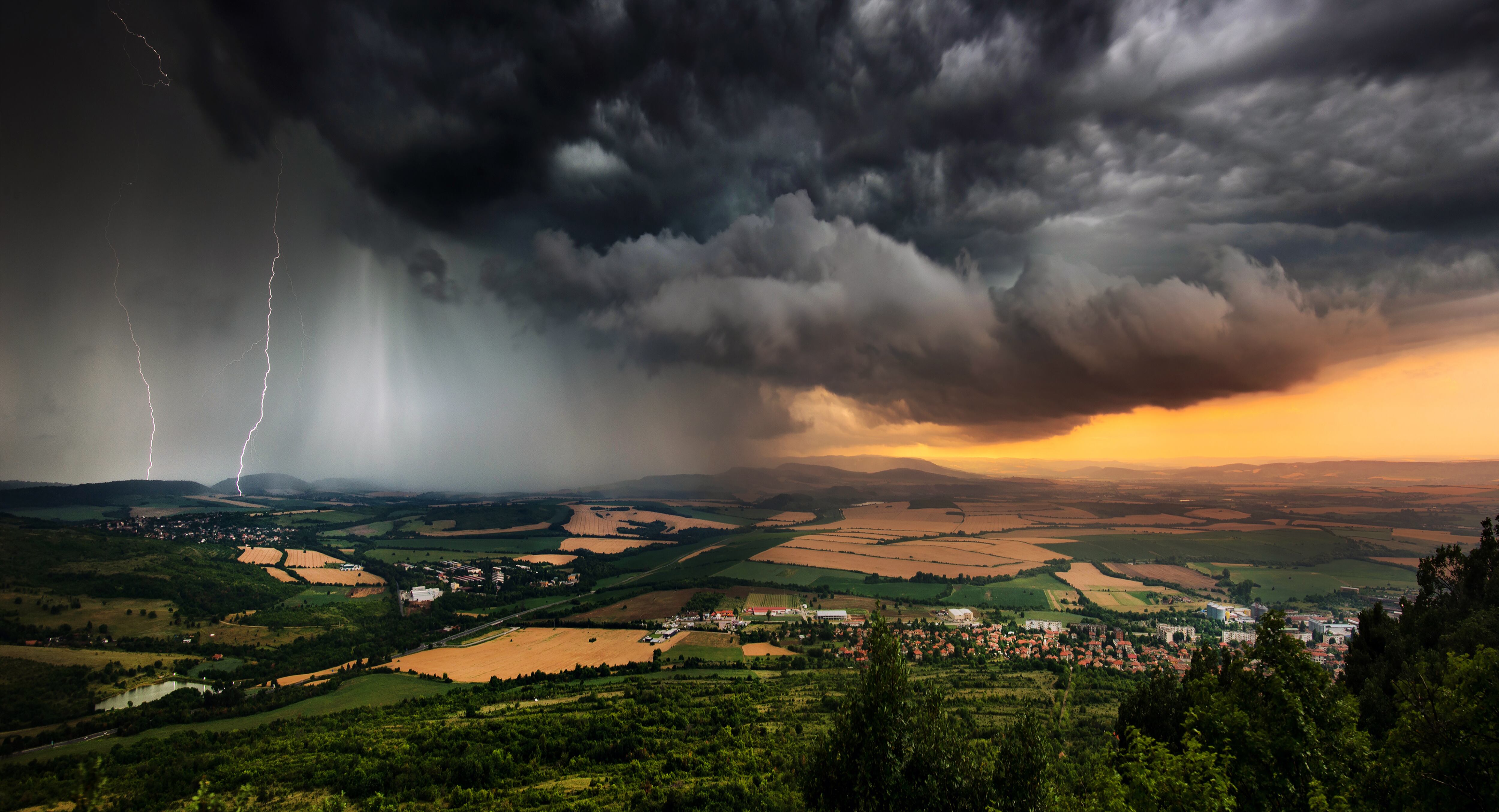 Los impactos más inmediatos incluyen daños a la propiedad, condiciones climáticas adversas, catástrofes naturales, cambios regulatorios y compliance conectados a temas ESG.