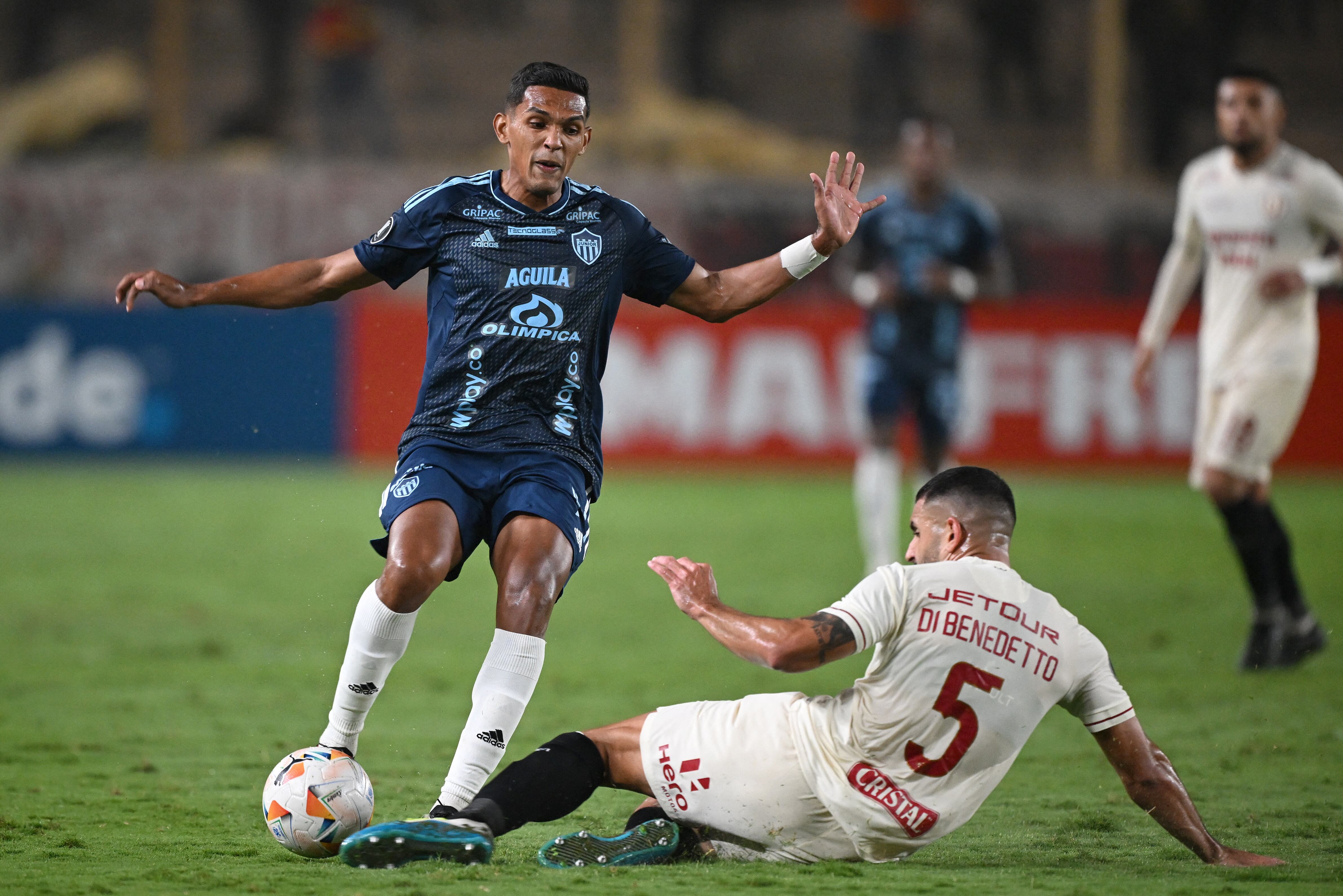 Junior abrió el marcador con gol de Bryan Castrillón a los 5 minutos, pero Universitario con tanto de Edison Flores a los 24 empató el encuentro disputado en el estadio Monumental.