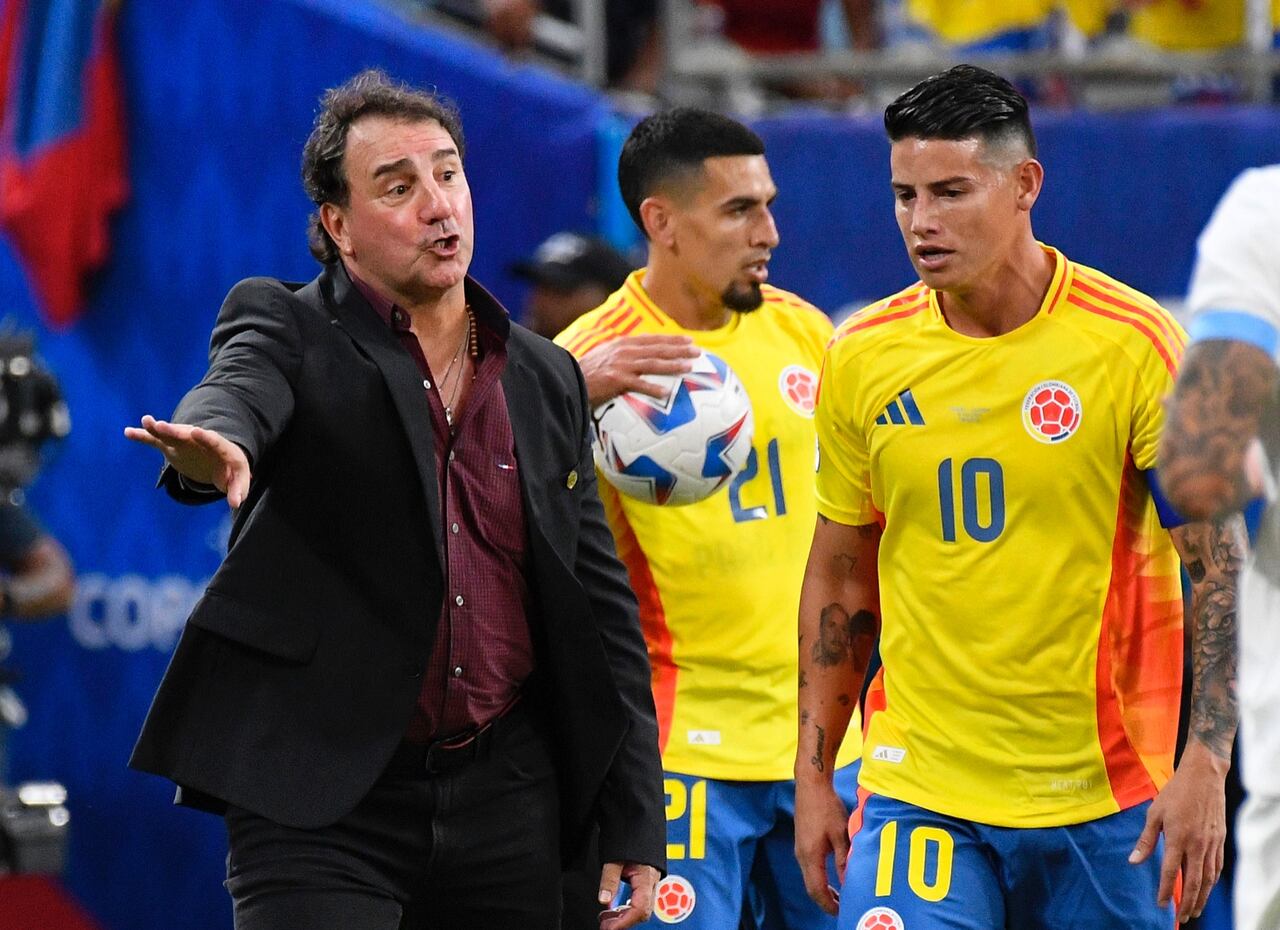 El técnico Néstor Lorenzo da indicaciones en un partido de la Copa América 2024.