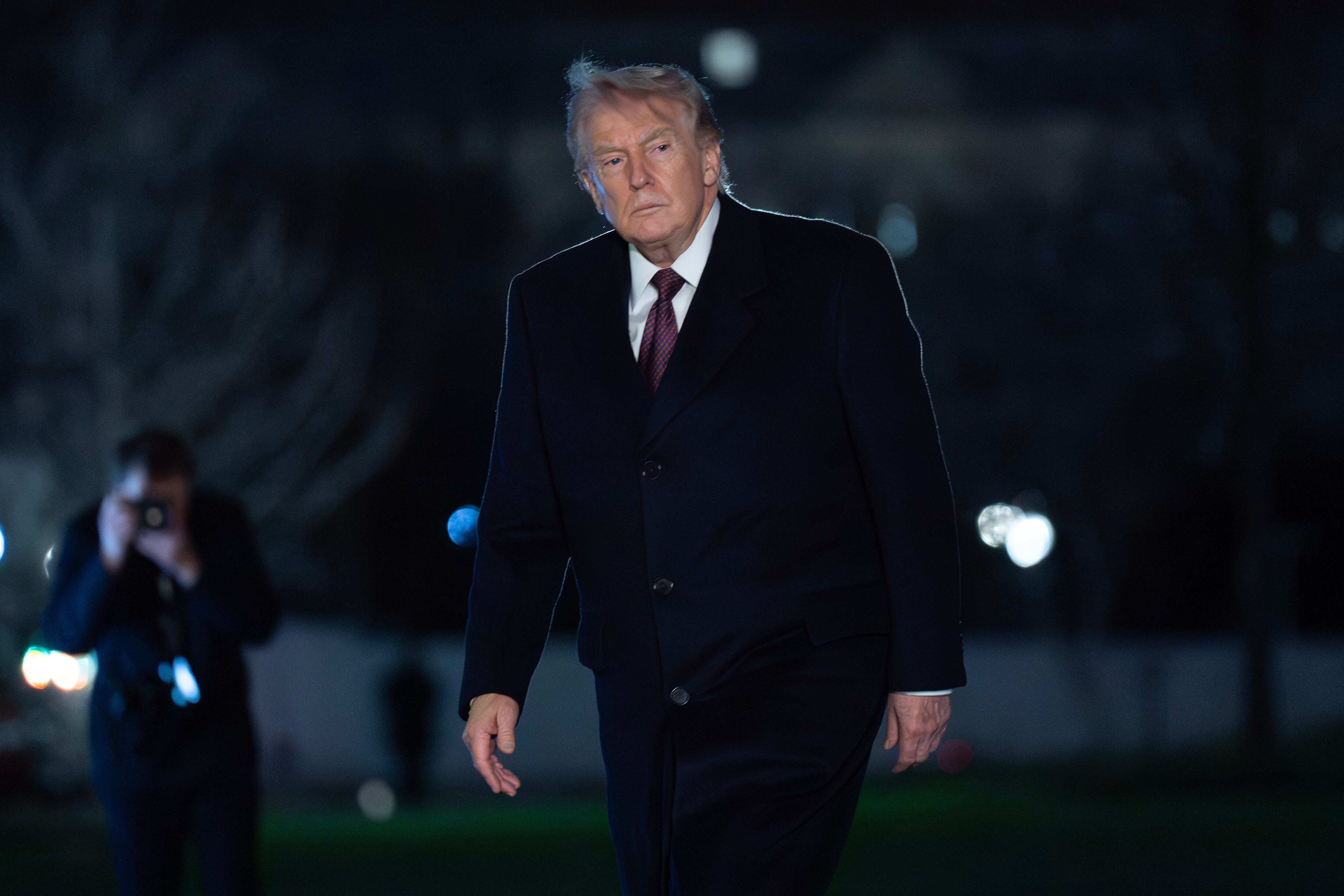 El presidente Donald Trump camina por el jardín sur a su llegada a la Casa Blanca.
