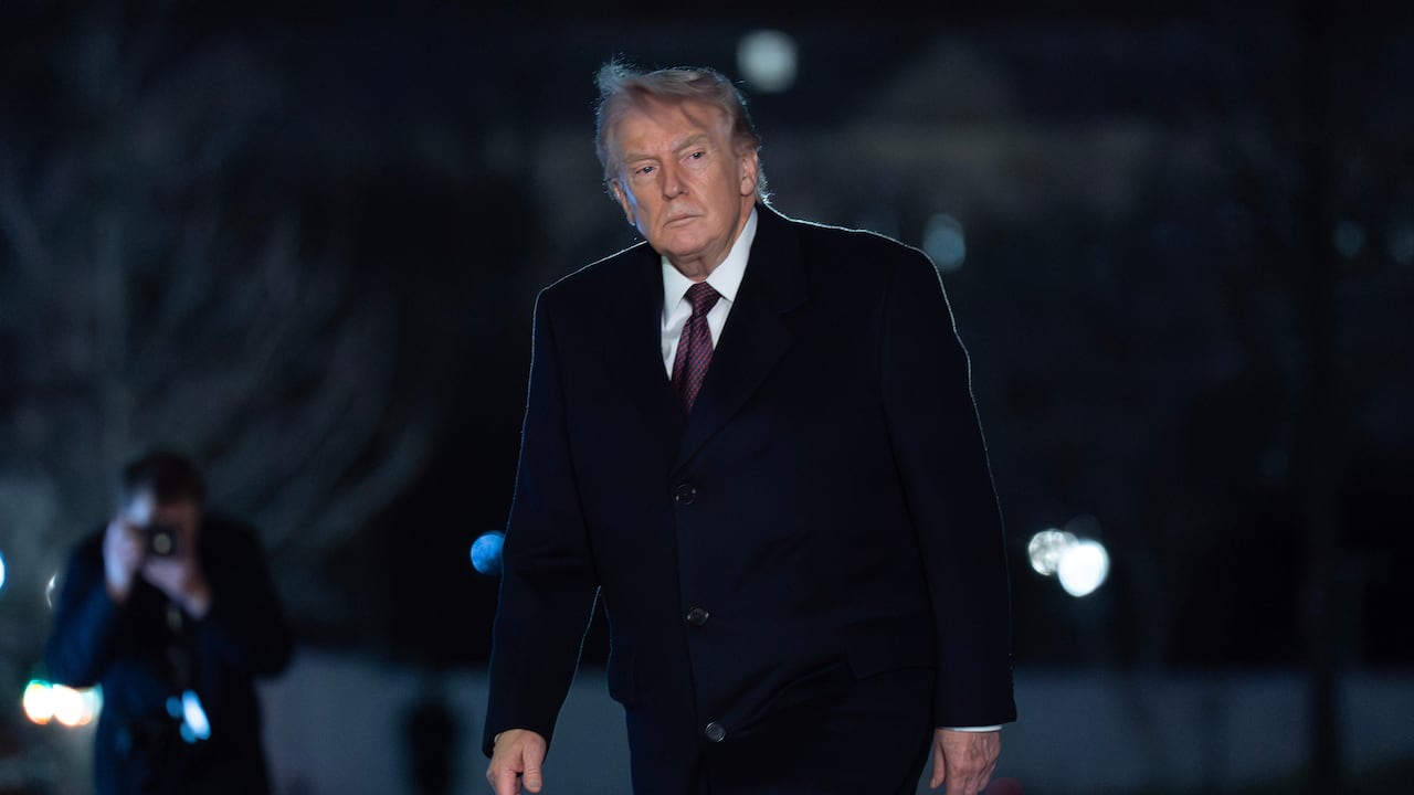 El presidente Donald Trump camina por el jardín sur a su llegada a la Casa Blanca.