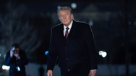 El presidente Donald Trump camina por el jardín sur a su llegada a la Casa Blanca.