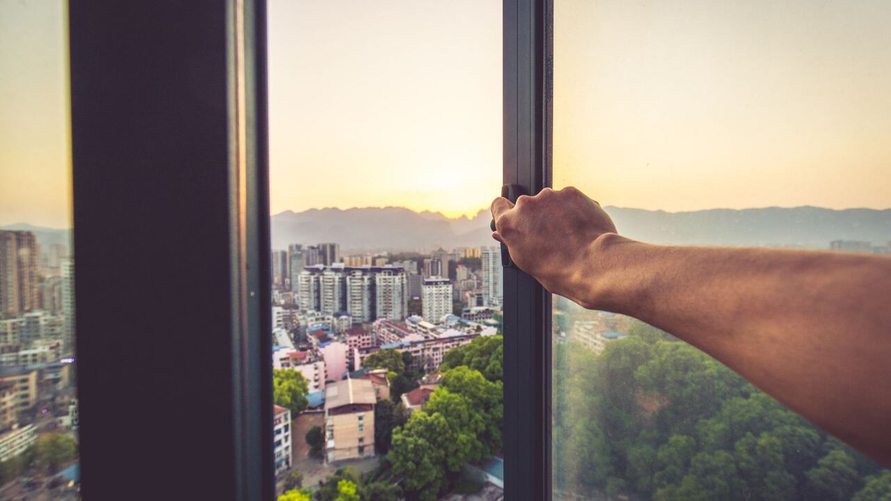 ¿Cuáles son los mejores métodos de limpiar una ventana que no puede alcanzar?