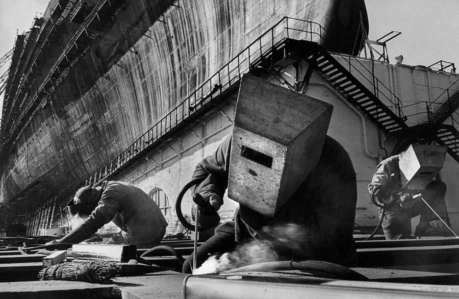 Francia, 1959. La construcción de la SS Francia en Saint-Nazaire. Foto: Marc Riboud (Tomado de la página web del artista)