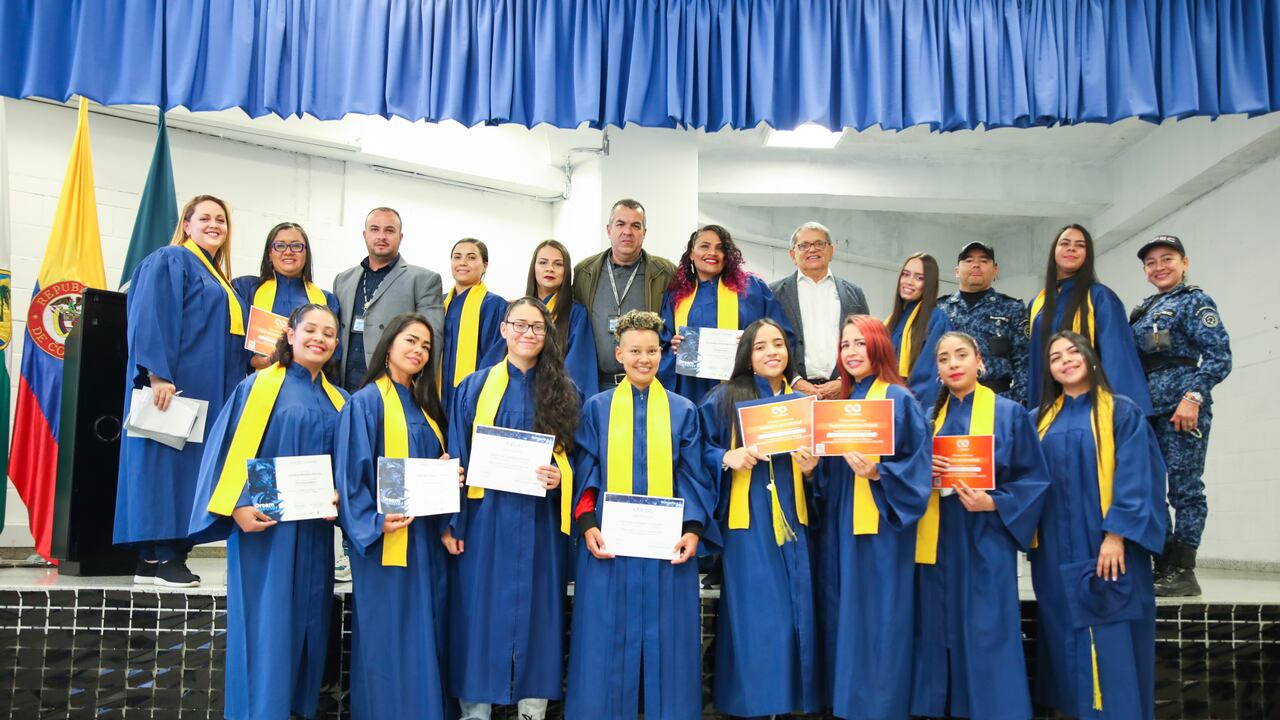 Internas de la cárcel de El Pedregal en la graduación de marketing digital.