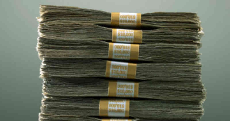 El taxista arrastró por la calle al adulto mayor tras haberle arrebatado una bolsa, donde este llevaba el dinero cobrado como parte de su mesada pensional. 