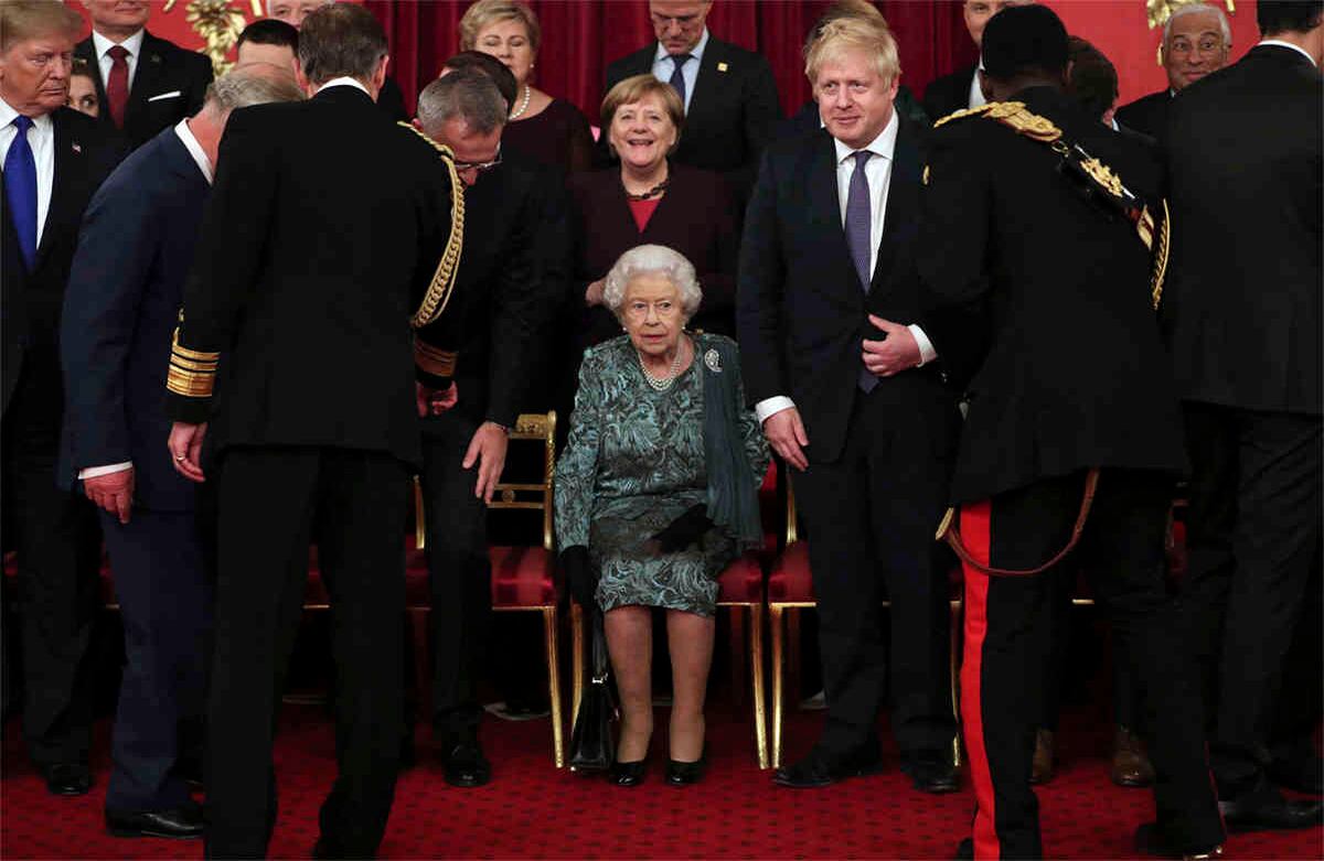 La reina Isabel II de Gran Bretaña toma asiento junto al primer ministro de Gran Bretaña, Boris Johnson, y la canciller de Alemania, Ángela Merkel, para una foto grupal formal durante una recepción formal para los jefes de los países de la OTAN, en el palacio de Buckingham, en Londres, el martes 3 de diciembre de 2019. (Foto: Yui Mok / Pool a través de AP)