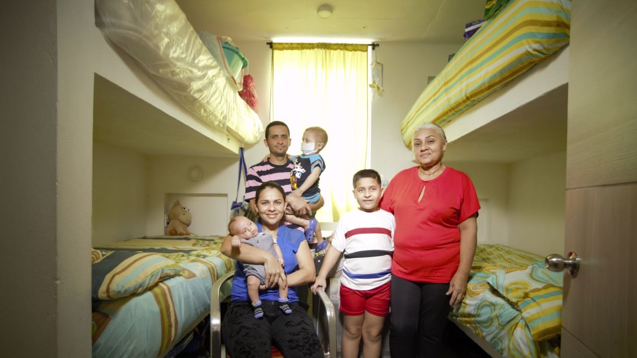 Familia beneficiaria de la Fundación Casa Ronald McDonald.