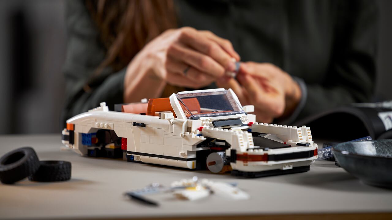 La maqueta coleccionable Porsche 911 mide aproximadamente 10 centímetros de altura, 35 de longitud y 16 de ancho.