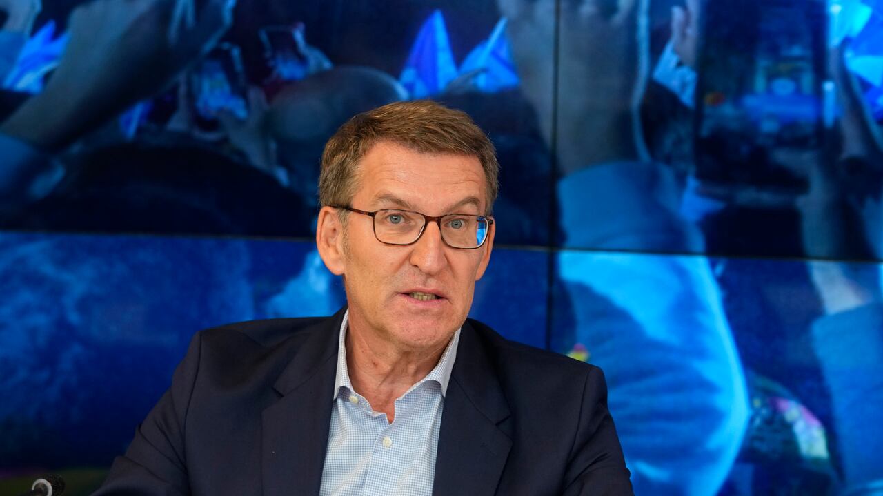 El presidente del Partido Popular, Alberto Núñez Feijóo, durante una reunión un día después de las elecciones generales, en Madrid, España, el lunes 24 de julio de 2023. (AP Foto/Paul White, Archivo)