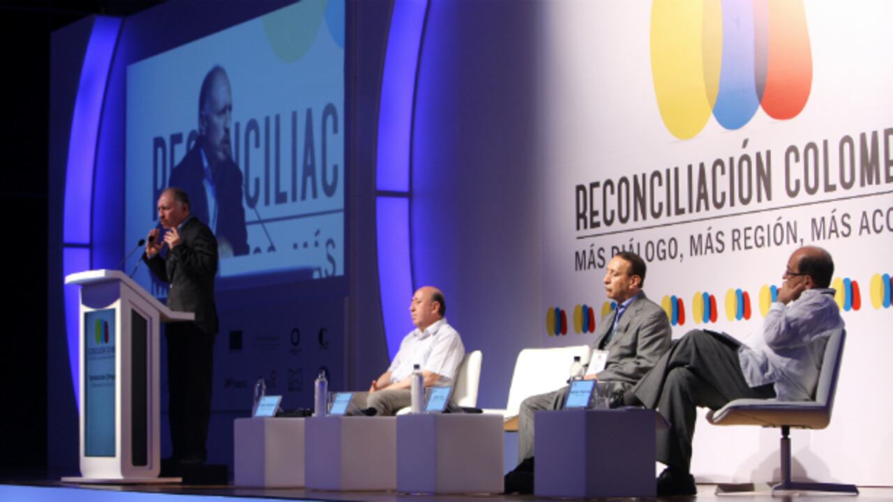 De izquierda a derecha: Temístocles Ortega, gobernador del Cauca; Jaime Armando, secretario de gobierno de Nariño; Álvaro Cruz, gobernador de Cundinamarca; Rodrigo Guerrero, alcalde de Cali.