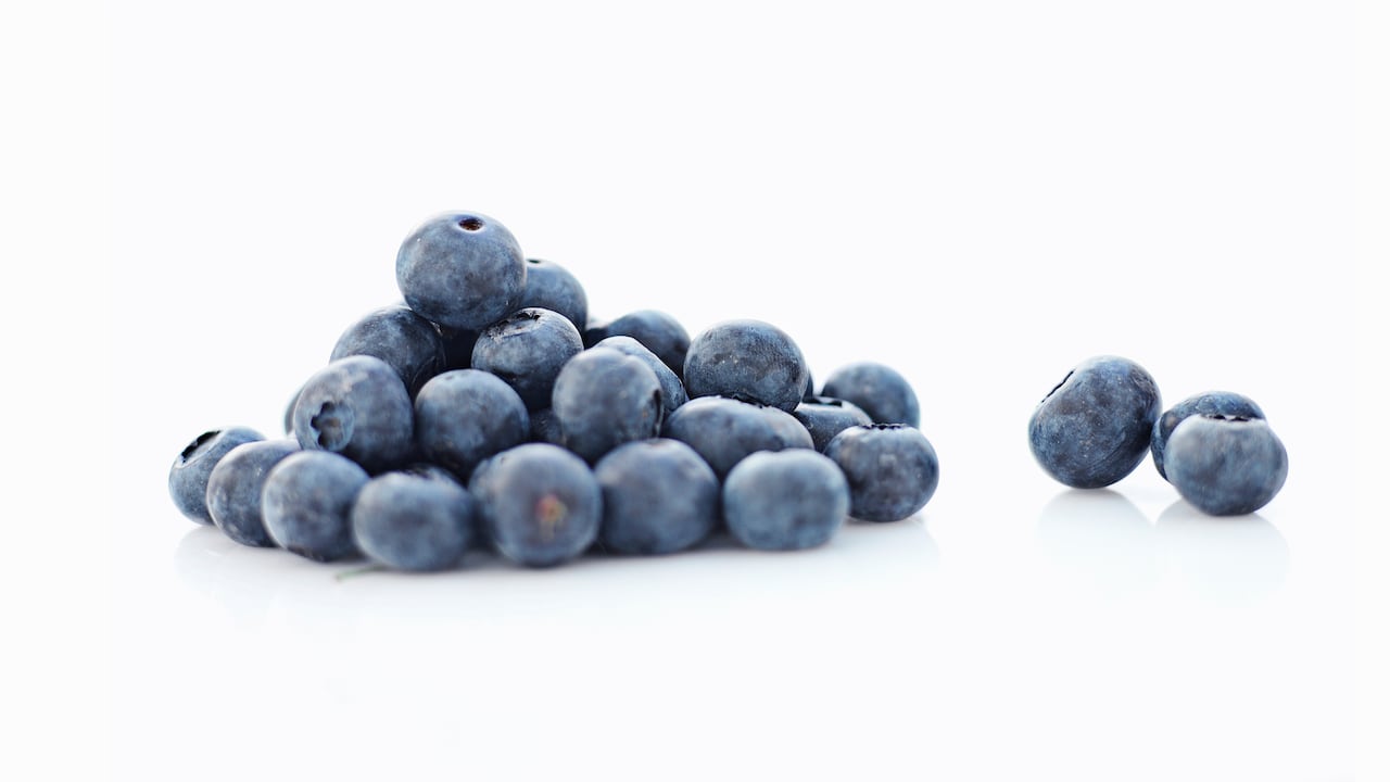 ¿Cómo influye el consumo de jugo de arándanos en la presión arterial?