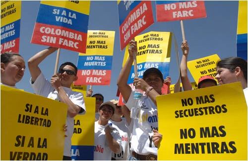 Los colores de la bandera con las arengas contra las Farc. 