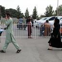 Los pasajeros salen de la terminal doméstica en el Aeropuerto Internacional de Hamid Karzai, en Kabul, Afganistán, sábado, 14 de agosto de 2021. Como una ofensiva talibanera rodea la capital afgana, cada vez que es cada vez más una salida para aquellos que huyen de la guerra, y solo una Camino en las tropas estadounidenses enviadas a proteger a los diplomáticos estadounidenses todavía en el terreno: el aeropuerto. (Foto de AP / Rahmat Gul)