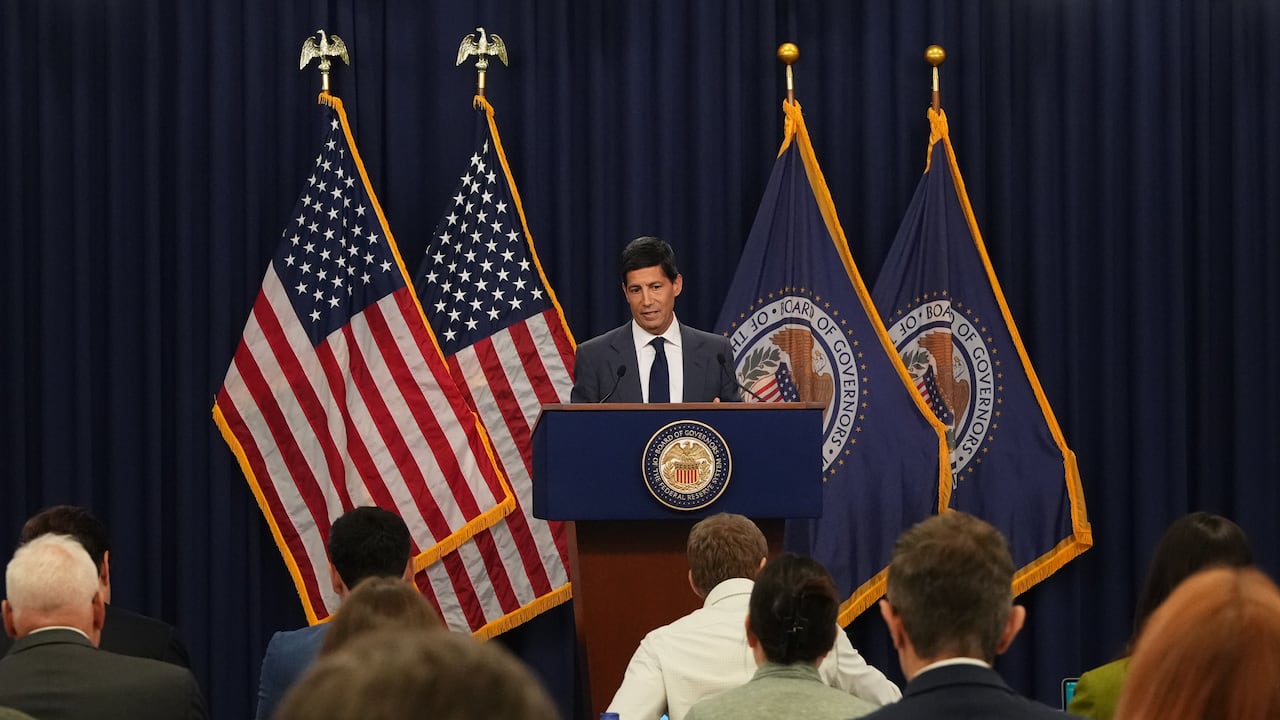 El presidente de la Reserva Federal de Estados Unidos, Kevin Warsh, habla durante una rueda de prensa en la sede de la entidad, el miércoles, 28 de octubre de 2026.