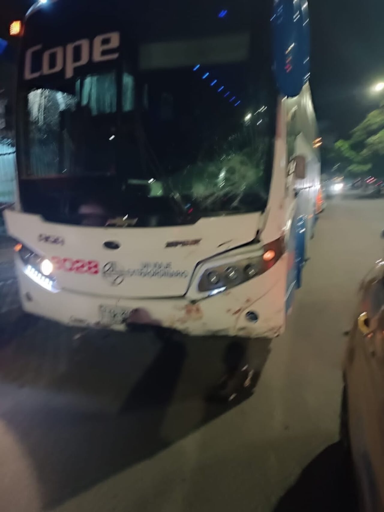 El motociclista habría omitido la señal de pare de un semáforo.