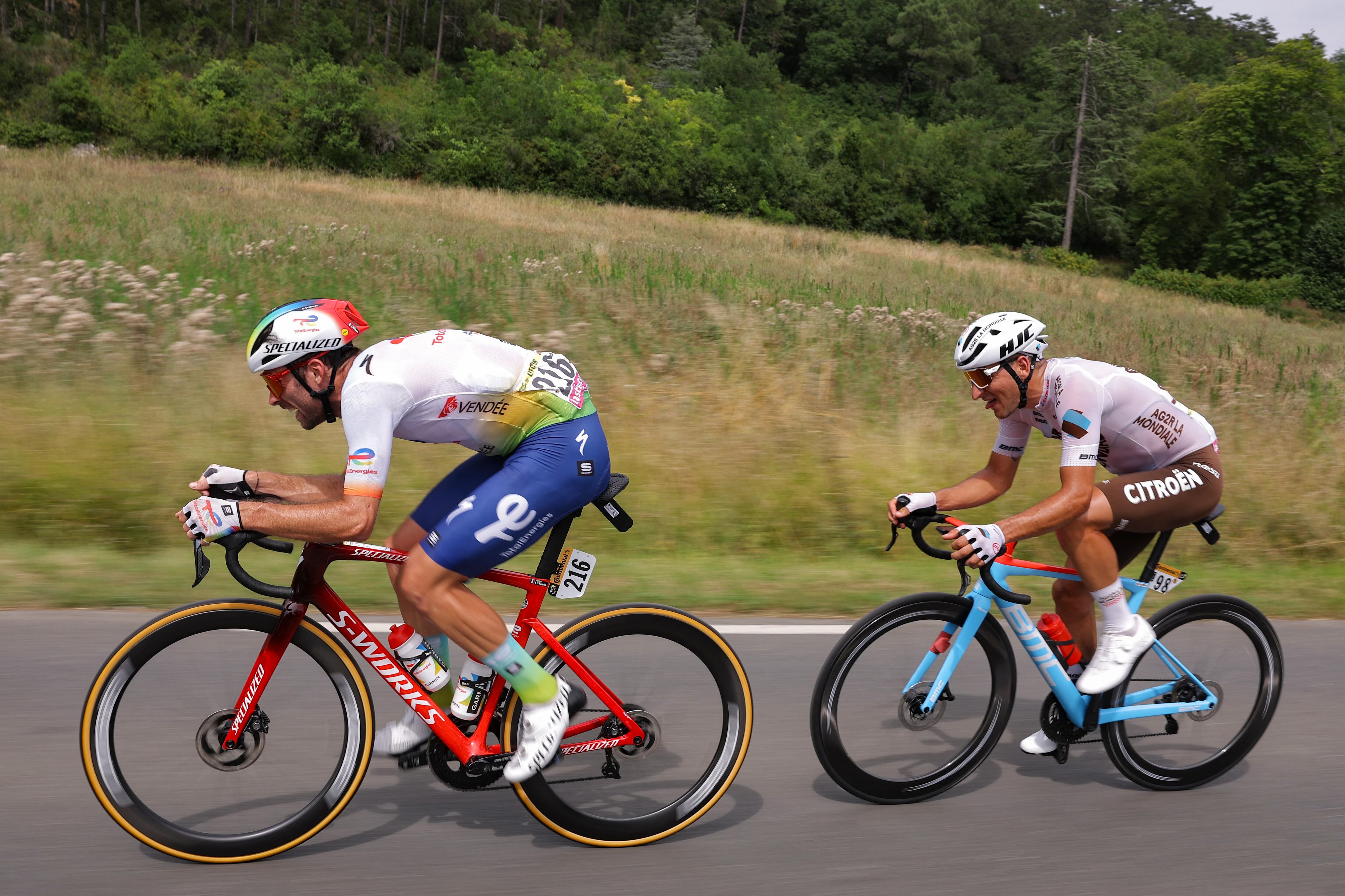 El ciclista francés de TotalEnergies, Pierre Latour (izquierda), y el ciclista francés del equipo AG2R Citroen, Nans Peters (derecha), se escapan durante la 7.ª etapa de la 110.ª edición del Tour de Francia, 170 km entre Mont-de-Marsan y Burdeos. , en el suroeste de Francia, el 7 de julio de 2023. (Foto de Thomas SAMSON / AFP)