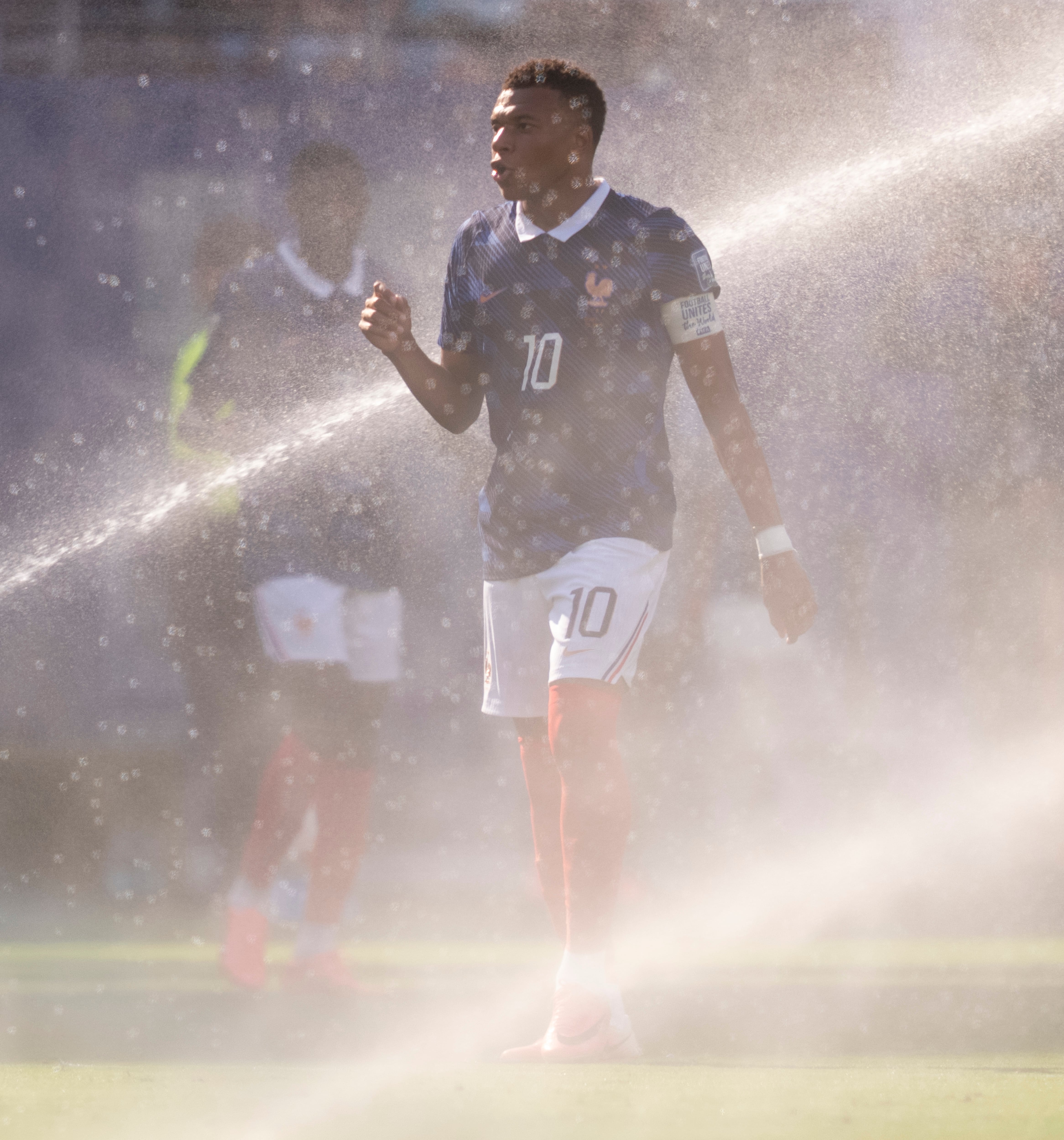 Kylian Mbappé sufre las olas de calor durante un partido en Nueva Jersey.