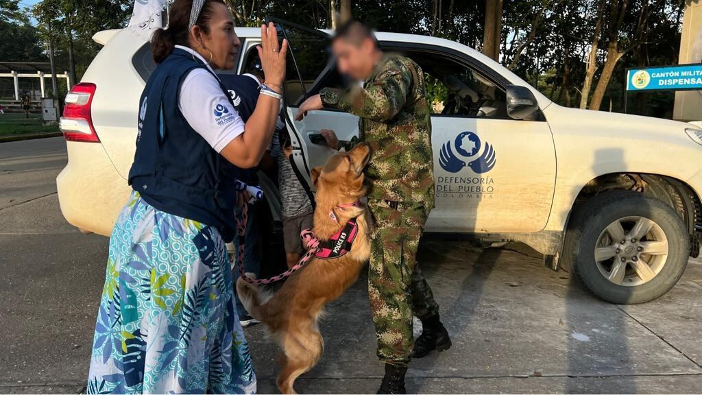 Reencuentro de la sargento Karina Ramírez con su esposo.