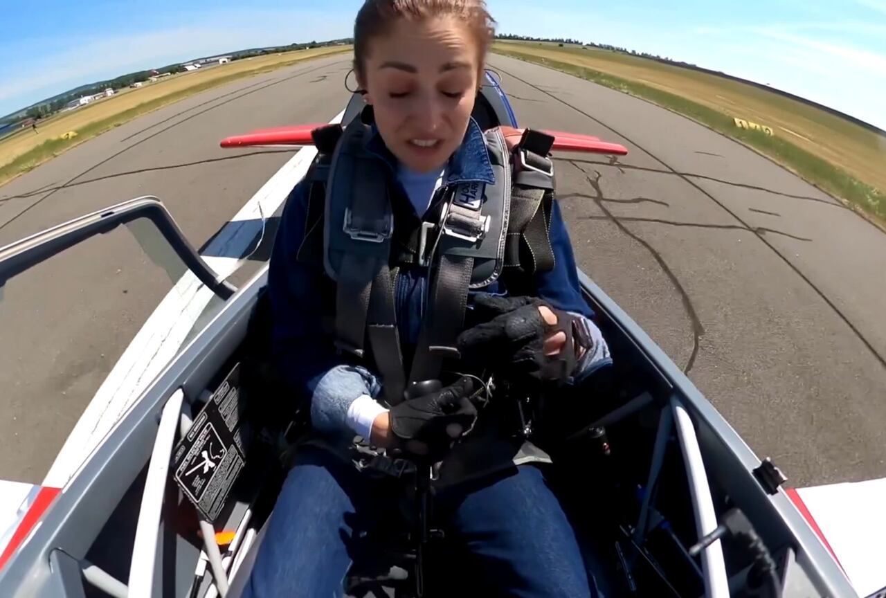 La mujer logró aterrizar sin la cappota de la aeronave viviendo momentos de pánico