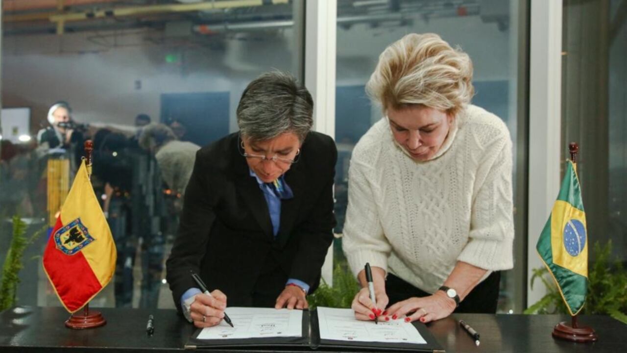 La alcaldesa Claudia López y la secretaria municipal de Relaciones Internacionales de Sao Paulo, Marta Suplicy, firmando el memorando.