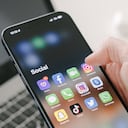 La mano de un hombre sostiene un Iphone 13 Pro max redes sociales facebook instagram