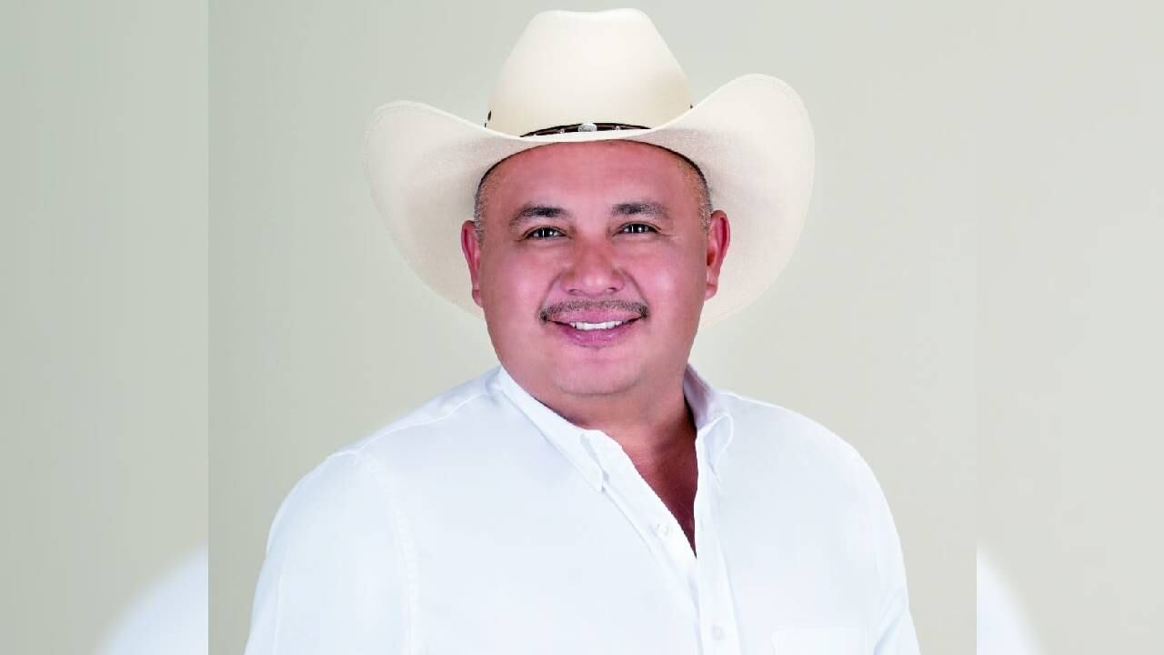 Junto al alcalde desaparecido, estaba su esposo y varios funcionarios municipales.