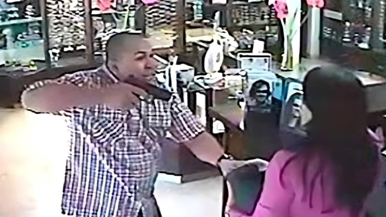 Cámara de seguridad de un video de un hurto que Rafael Antonio Toro Pote cometió en una óptica de Barranquilla.