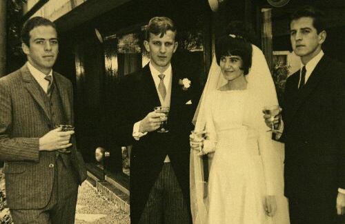 Durante el matrimonio de Daniel Samper Pizano y Cecilia Ospina. A la izquierda, Enrique Santos Calderón. A la derecha de la pareja, Galán. 