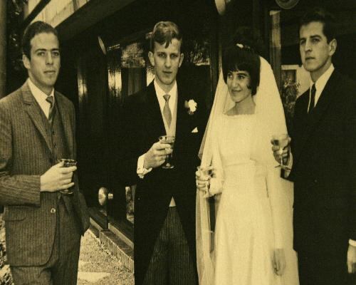 Durante el matrimonio de Daniel Samper Pizano y Cecilia Ospina. A la izquierda, Enrique Santos Calderón. A la derecha de la pareja, Galán. 